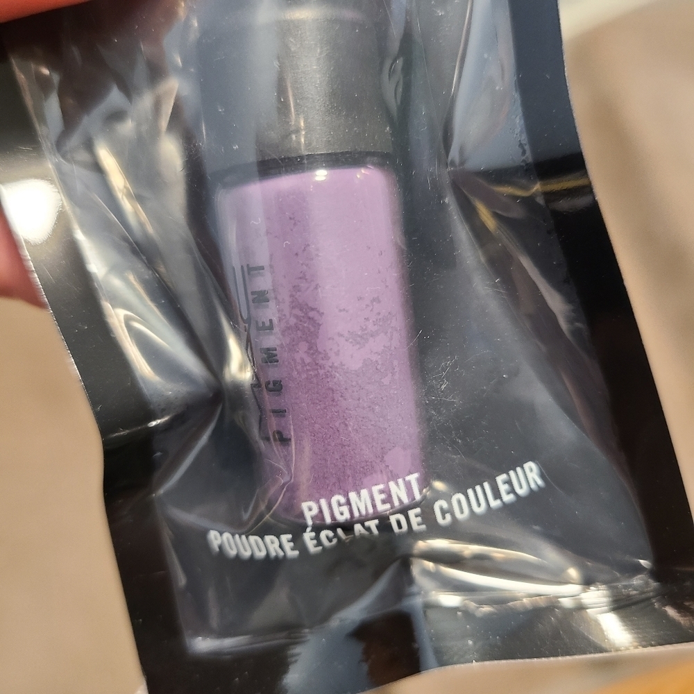 NEW MAC Pigment Mini Loose Powder In Rich Purple - Lovely purple shade!